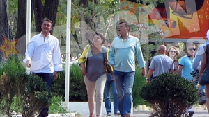 Imagini rare cu Crin Antonescu si sotia sa. Zambitori si relaxati, in timpul unei plimbari romantice pe faleza!