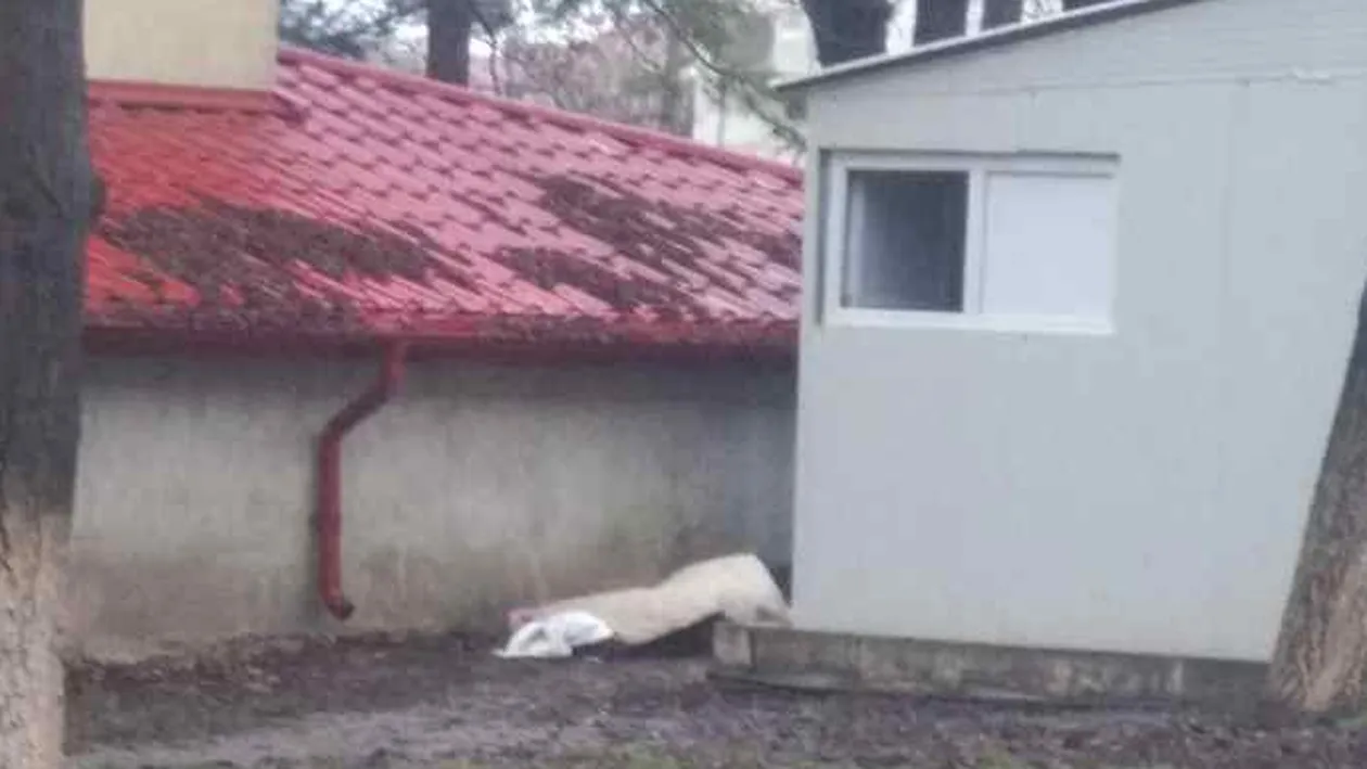 O femeie decedată a zăcut ore bune în curtea Spitalului Județean Botoșani până când cineva a anunțat poliția 