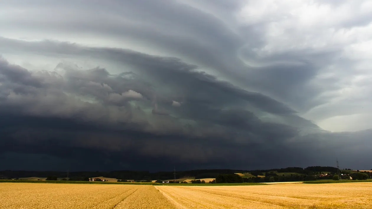 Alertă în România. Cod portocaliu de furtună, vijelii și grindină