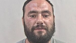 Ireal ce pedeapsă a primit un bărbat care a mușcat de cap un câine polițist