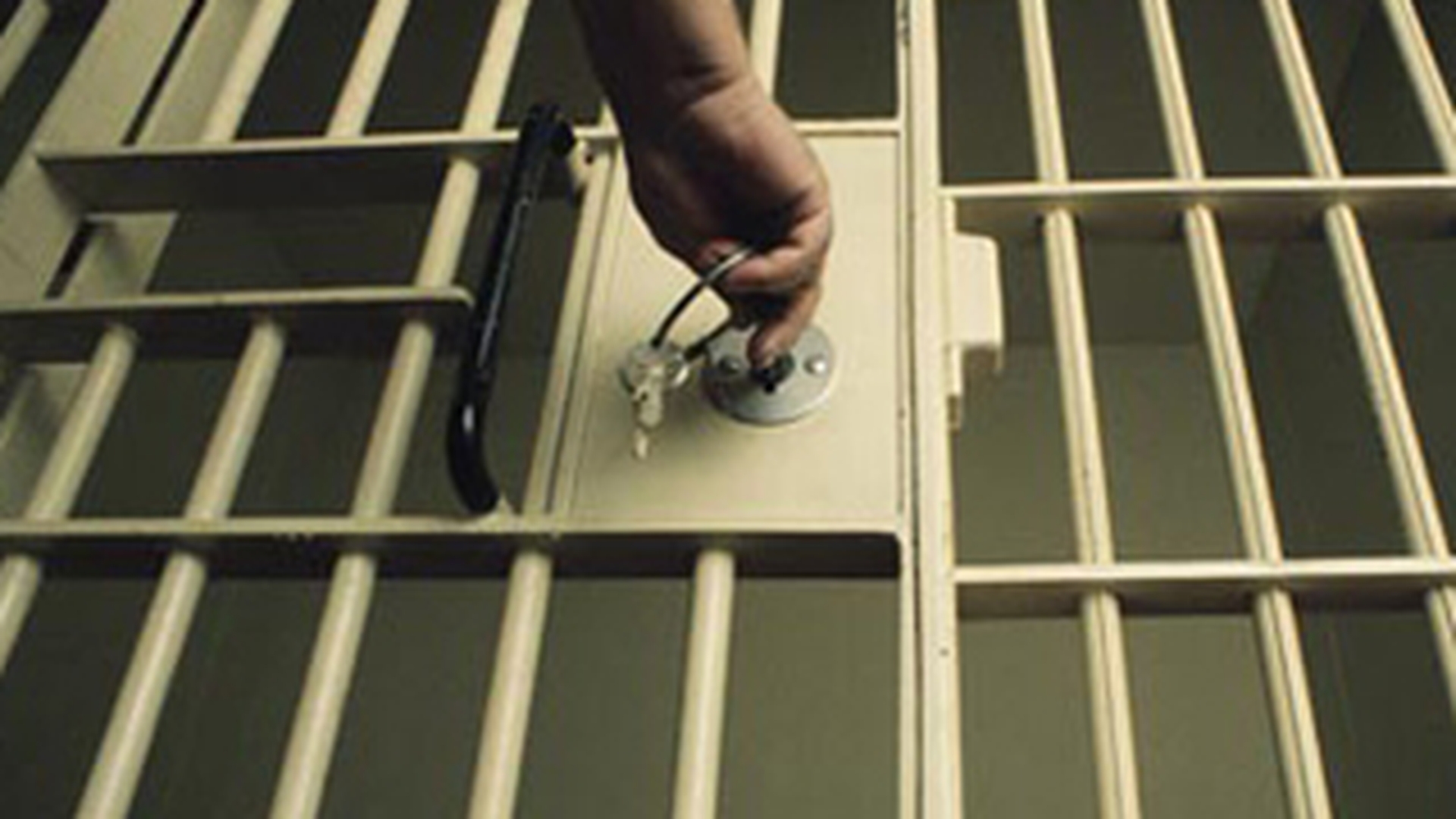 Gardienii de la Penitenciarul Aiud au gasit in pachete cartele SIM lipite in pantofi