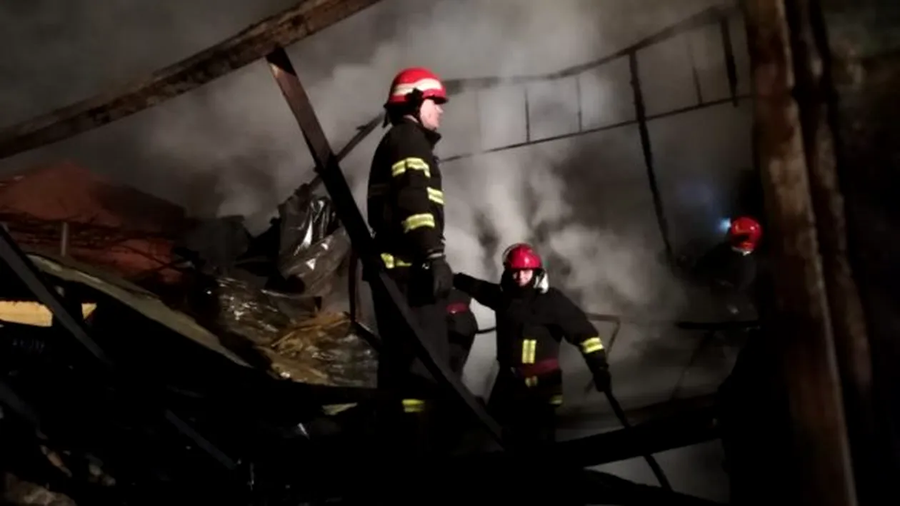 Un bărbat din Brașov a fost găsit carbonizat în anexa unei case cuprinsă de flăcări