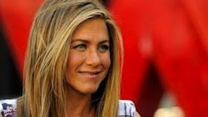 Schimbare incredibilă de look pentru Jennifer Aniston! Actriţa s-a făcut blondă cu acte în regulă! Îţi place cum îi stă?