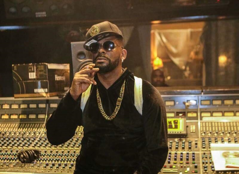 Cântărețul R. Kelly riscă să stea 15 ani la închisoare. Colecție impresionantă de filmări cu sex cu minore, găsită de polițiști