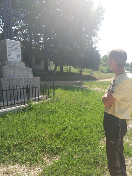 Monumentul ridicat în cinstea asfaltării stârnește controverse