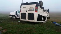 Accident soldat cu trei victime în Arad! Un microbuz s-a ciocnit violent de o maşină şi s-a răsturnat