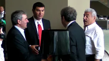 Invazie de V.I.P-uri la dineul oficial dinainte de Dinamo - Barcelona! Gica Hagi, Cristi Borcea, Giovani Becali si Robert Negoita au luat masa cu starurile catalane!