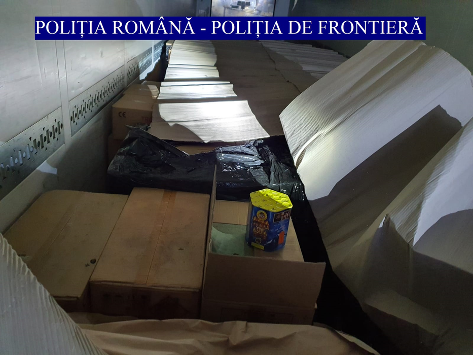 Scuza incredibilă pe care le-a spus-o un șofer polițiștilor atunci când a fost prins cu 15 tone de articole pirotehnice
