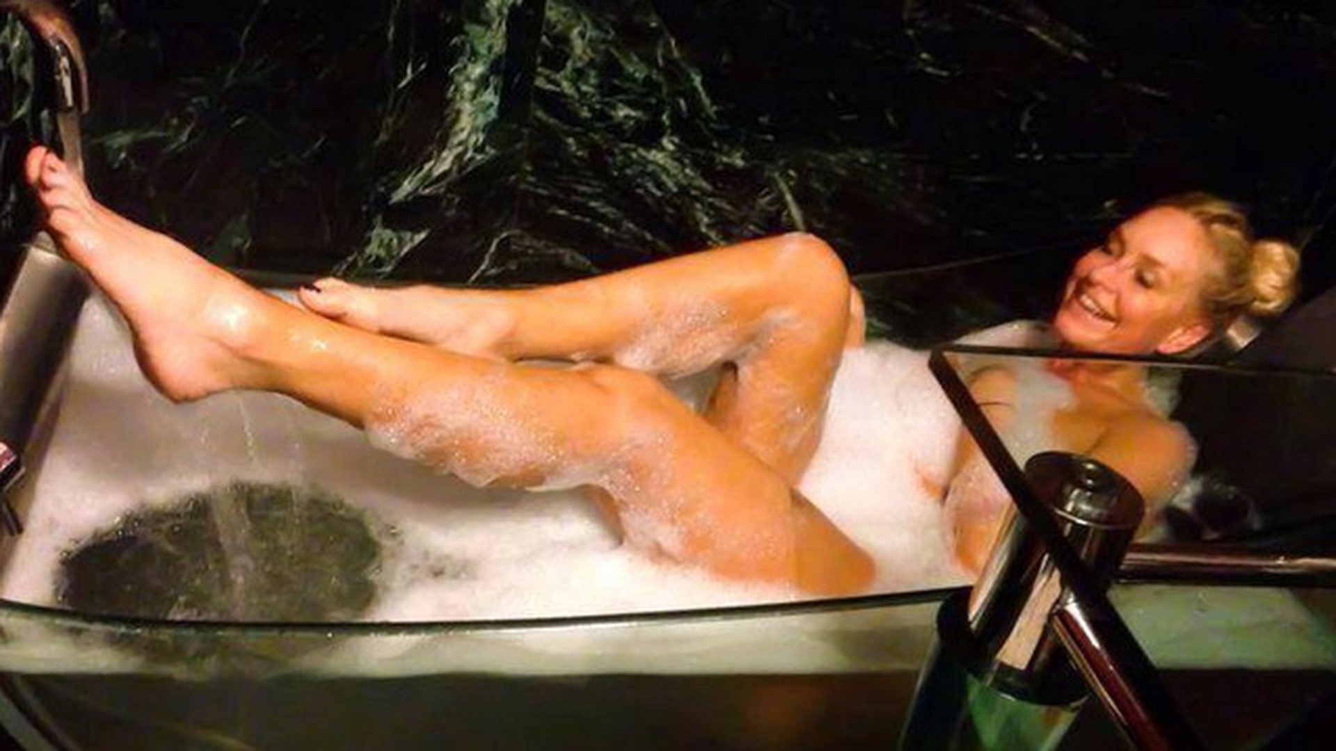 HOT! HOT! HOT! Vica Blochina, imagini super sexy pe plaja! Face yoga in cele mai provocatoare pozitii