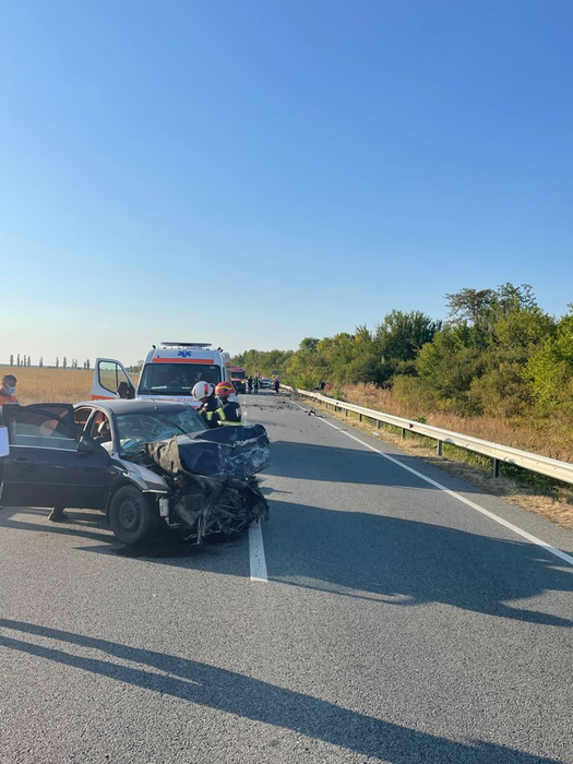 Accident grav în Dolj. O femeie, luată la ocazie, a murit. Două persoane au ajuns la spital