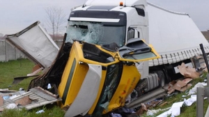 Grav accident pe DN1. Un TIR s-a răsturnat peste o maşină, două persoane au murit