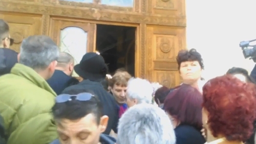 Scandal la înmormântarea Ionelei Prodan! Oamenii au început să se calce în picioare pentru a primi un cd