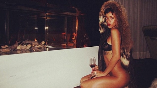 Pozele care o să te încălzească la iarnă! Rihanna, goală-goluţă, sobind un pahar de vin şi fumând o ţigară în faţa unui şemineu!