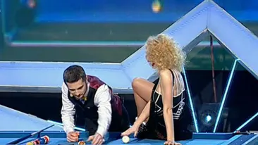 Scene erotice la Romanii au talent! O blonda a calarit masa de biliard in timp ce partenerul ei baga bila dupa bila!