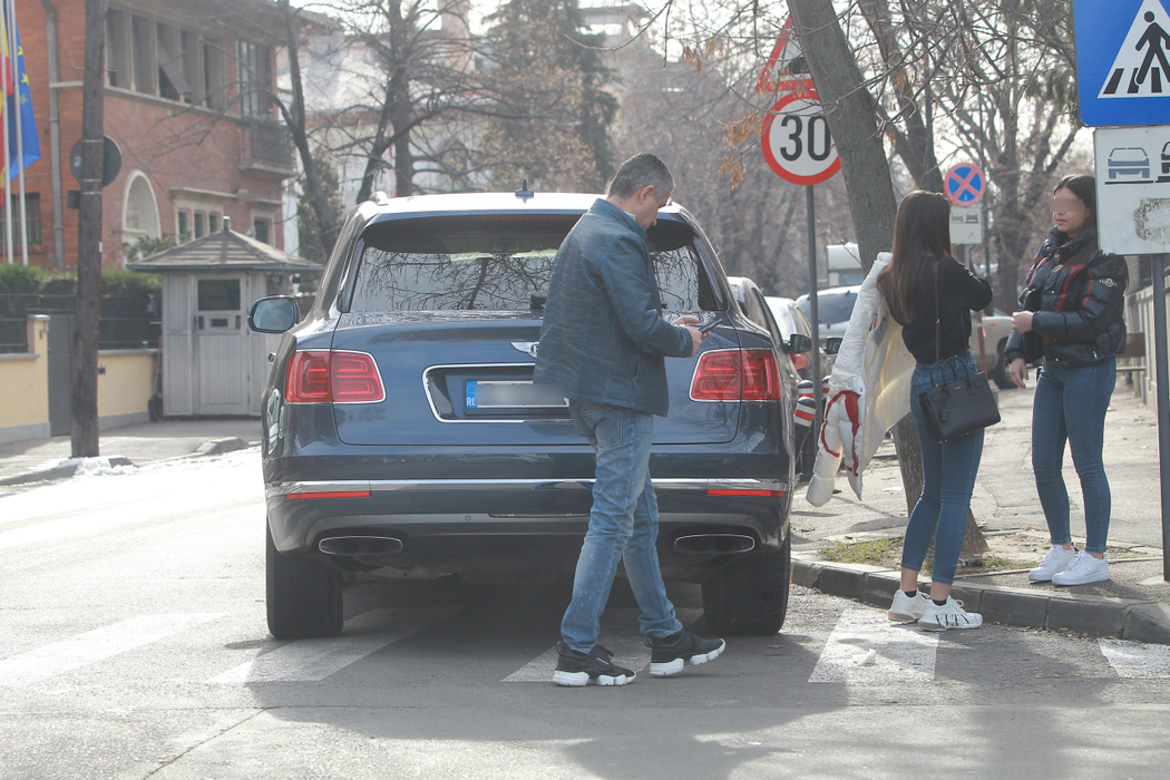 Remus Truică are mare grijă de fetele lui, pe care le-a luat cu Benlley-ul de un sfert de milion de euro