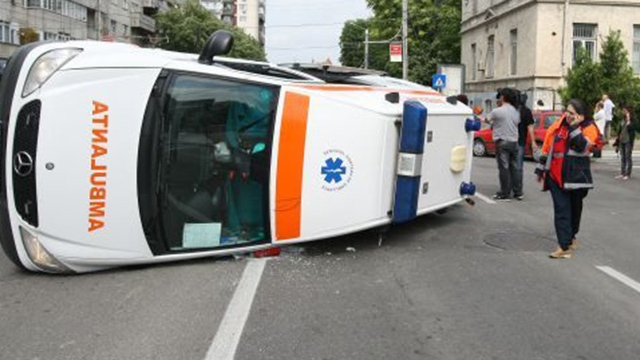 Accident incredibil! O ambulanţă s-a răsturnat în centrul Capitalei! Patru persoane au fost ranite