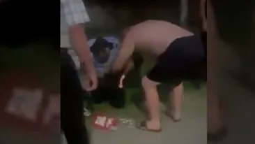 Primele imagini cu polițiștii atacați cu o coasă în cursul unei intervenții în comuna Văcărești. VIDEO