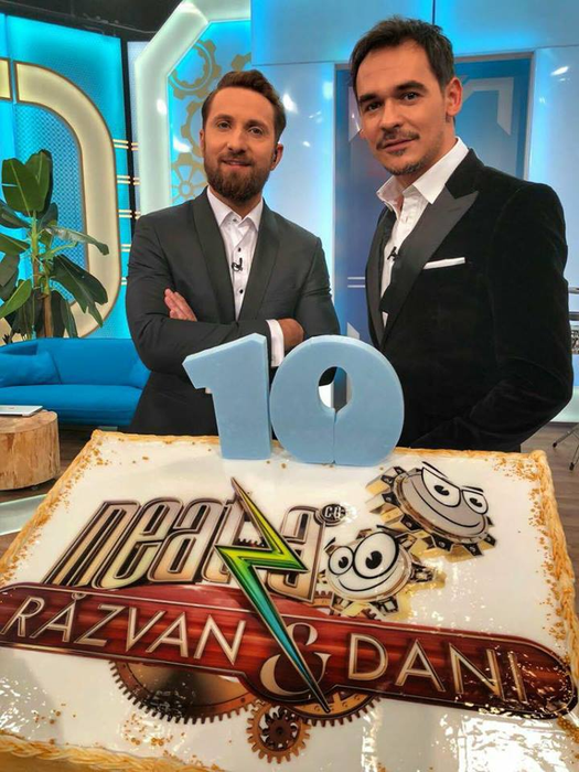 Răzvan Simion și Dani Oțil prezintă matinalul de la Antena 1. Sursa foto: Facebook