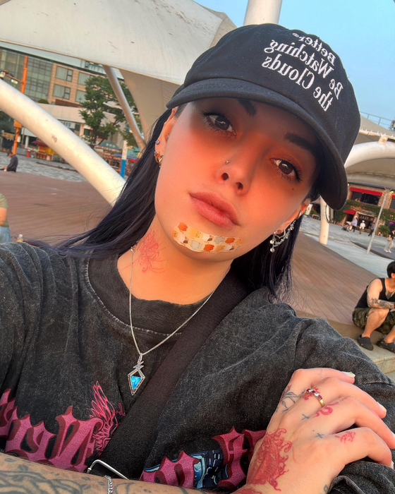 O influenceriță a fost găsită inconștientă într-un apartament din Seul. Familia le cere tuturor ajutorul