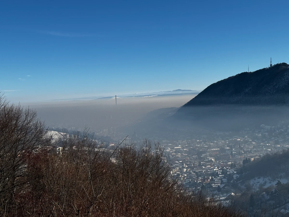 Orașul din România intoxicat cu smog. Imagini apocaliptice surprinse într-una dintre cele mai vizitate localități din țară