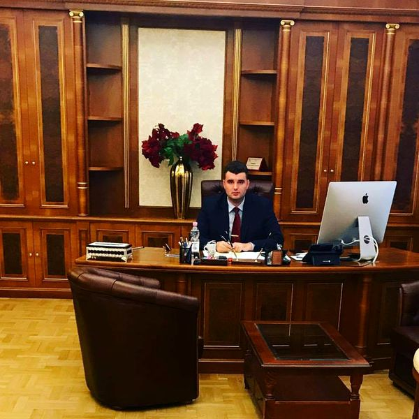 Victoraș este de departe băiatul de bani gata cu cele mai multe aroganțe de milionar