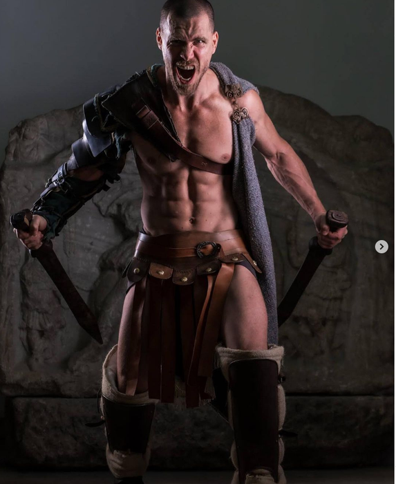 Premieră la Insulă: au adus un gladiator! (SURSA: INSTAGRAM.COM)
