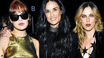Demi Moore pare sora fiicelor ei, nicidecum mama lor. Vezi cum arata !
