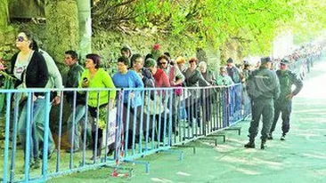 Doi kilometri de pelerini. Sute de mii de oameni s-au adunat la moastele Sfintei Parascheva