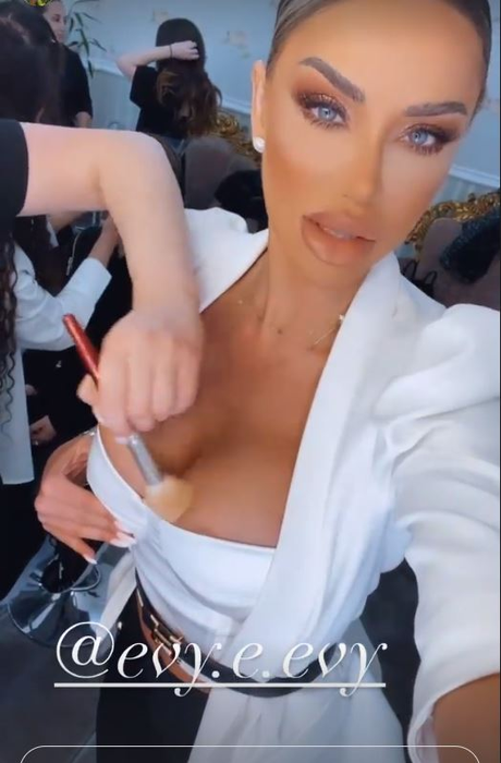 Bianca Drăgușanu, gafă vestimentară înainte să apară la Teo Show. A publicat din greșeală imagini în care unul dintre sâni “i-a evadat” din decolteul generos | FOTO