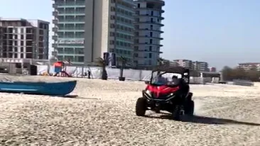 Turiştii de pe plaja din Mamaia, la un pas să fie călcaţi de un bolid scăpat de sub control!