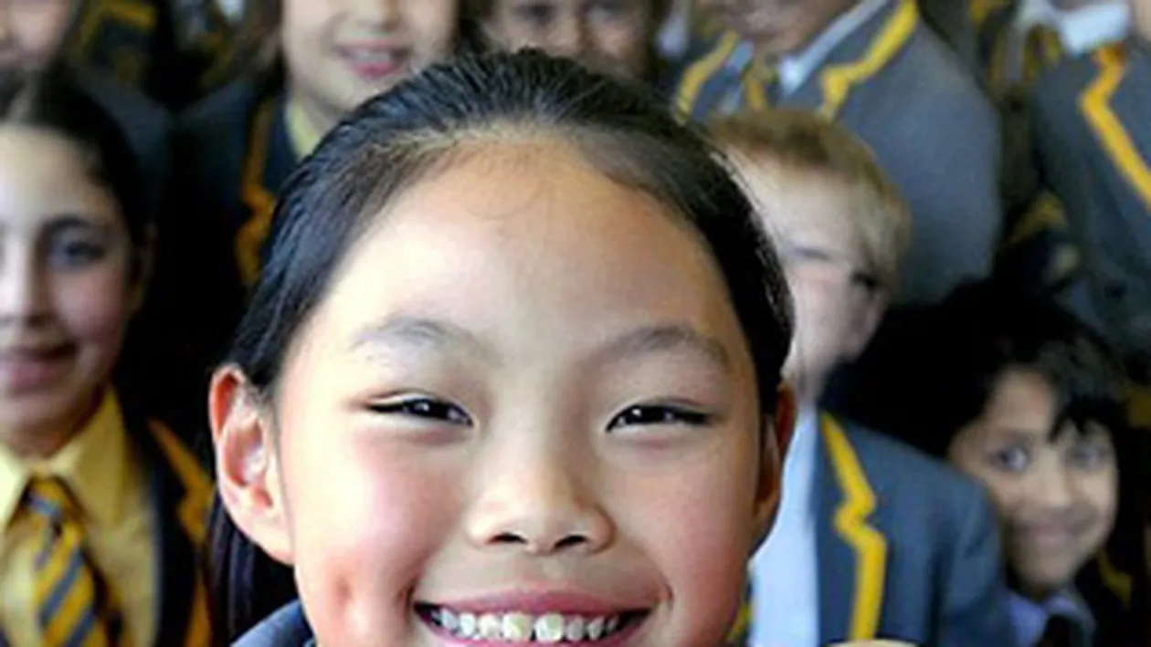 La 10 ani, vorbeste 10 limbi straine - Aflati aici ce stie aceasta fetita-fenomen