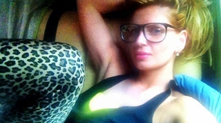 Andreea Banica, in pas cu moda! Vezi cat e de sexy cu ochelari de tocilar!