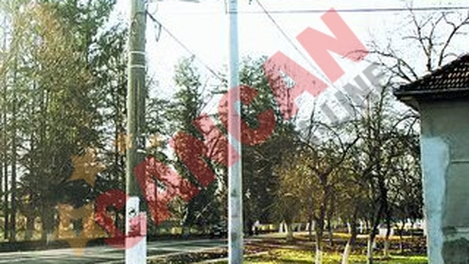 Stalp electric in mijlocul drumului