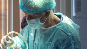 El e medicul care s-a folosit și de povestea Angelinei Jolie pentru a abuza 90 de paciente! A fost condamnat la …
