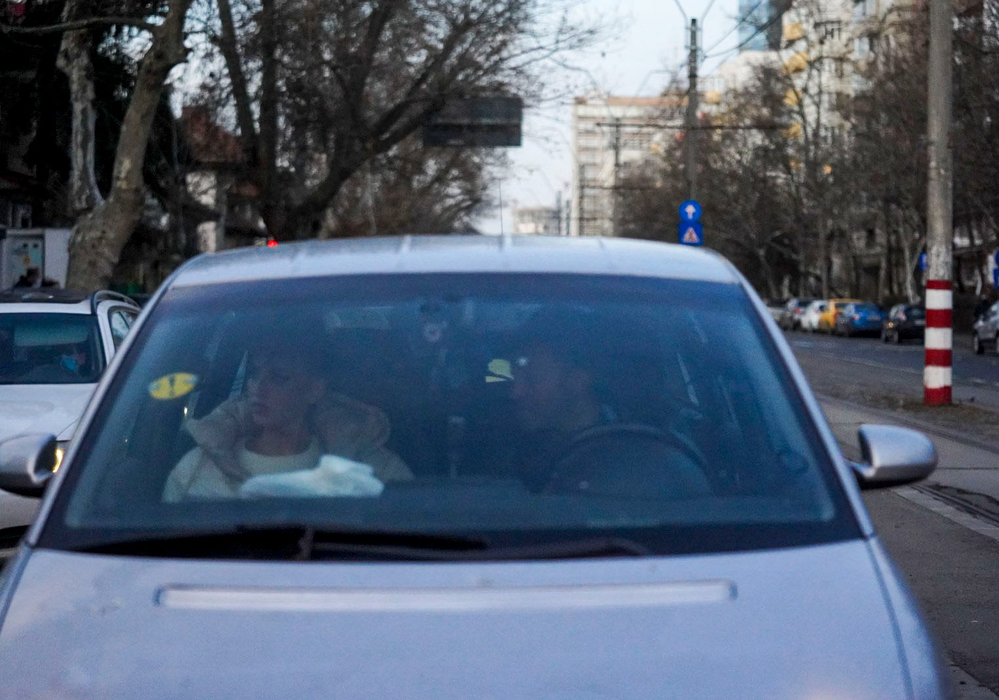 Kamara a ajuns la destinație, iar asistenta va coborî din mașina lui și va lua un Uber