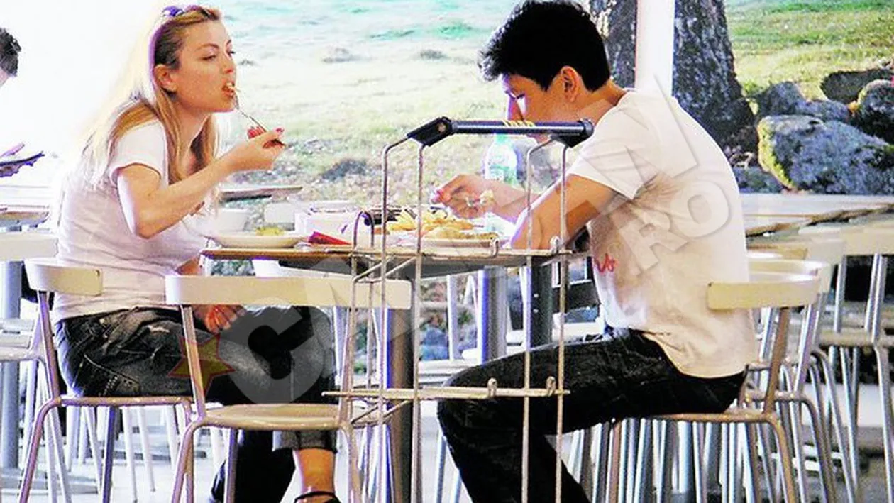 VIDEO Elena Gheorghe si iubitul, la fast-food dupa ce au achitat masina! Au sarbatorit ultima rata!