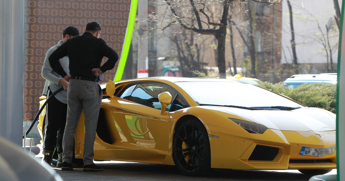 Dan Nicorescu, milionarul cu mașini de 2 mil. €, și-a tras Aventadorul la pompă