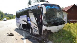 Accident grav la Cluj! Un autocar plin cu turisti a fost lovit puternic din spate de un autoturism