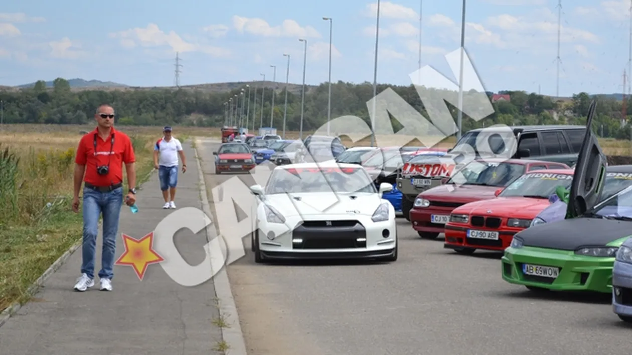 Bolizi si fete sexy in comuna Nokia! La Jucu se fac liniute cu masini de sute de cai putere