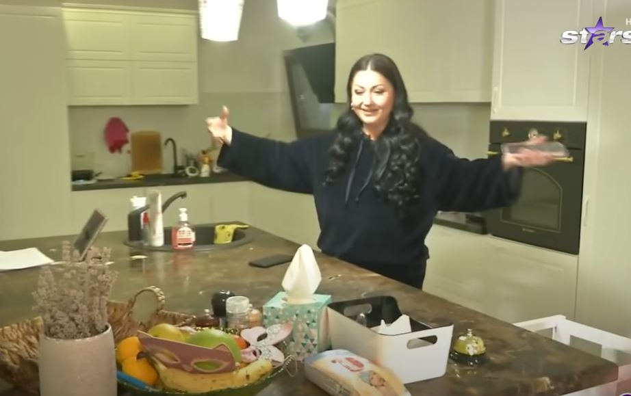 Gabriela Cristea își petrece timpul în bucătărie