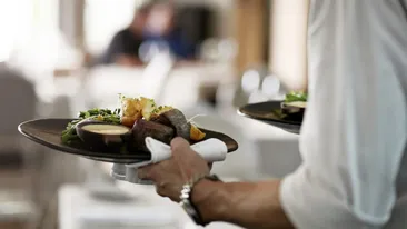 Ce salariu i s-a oferit unui tânăr din Cluj, ca ospătar într-un restaurant. Când a auzit suma, s-a ridicat și a plecat