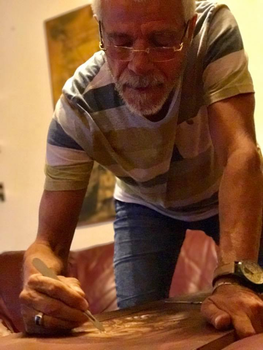 Gheorghe Visu pictează icoane