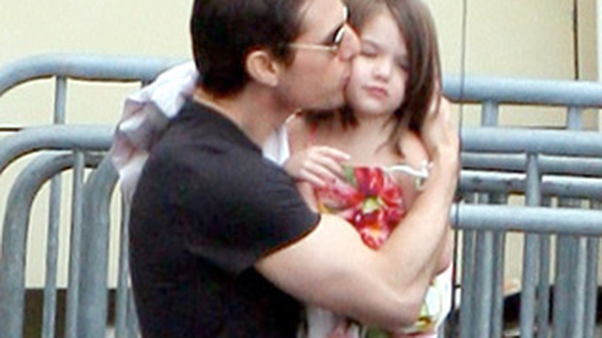 Parintii lui Katie Holmes, ingroziti de modul in care e educata Suri Cruise