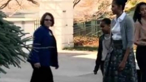 VIDEO Familia Obama a "intampinat" bradul de sase metri care va fi impodobit pentru Craciun!