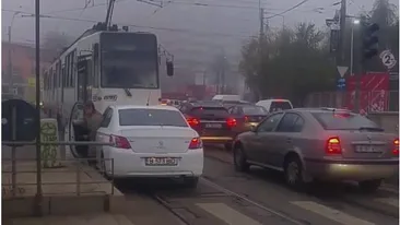 Asta le întrece pe toate! O șoferiță a blocat tramvaiul în refugiu și i-a cerut vatmanului să-i facă loc VIDEO