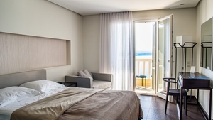 Români înșelați cu oferte all-inclusive. Au plătit 12.000 de lei pentru o cazare fictivă la mare!