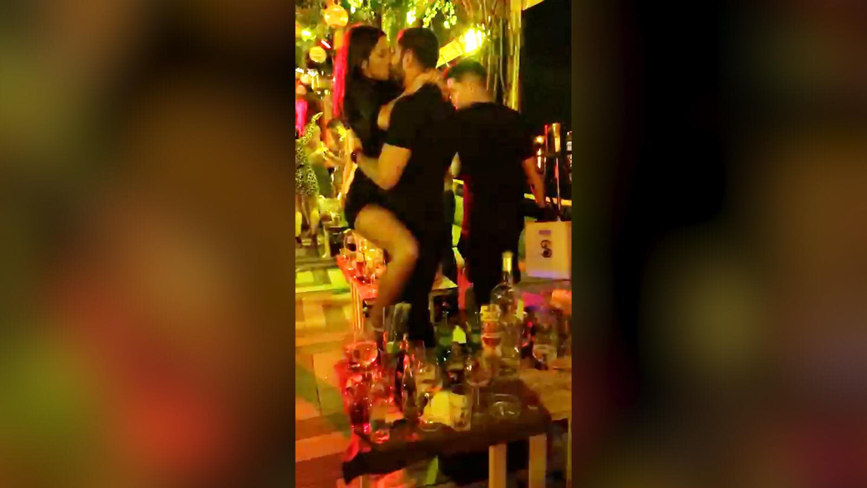 Cătălin Cazacu, sărut pătimaș, cu o tipesă îndrăzneață