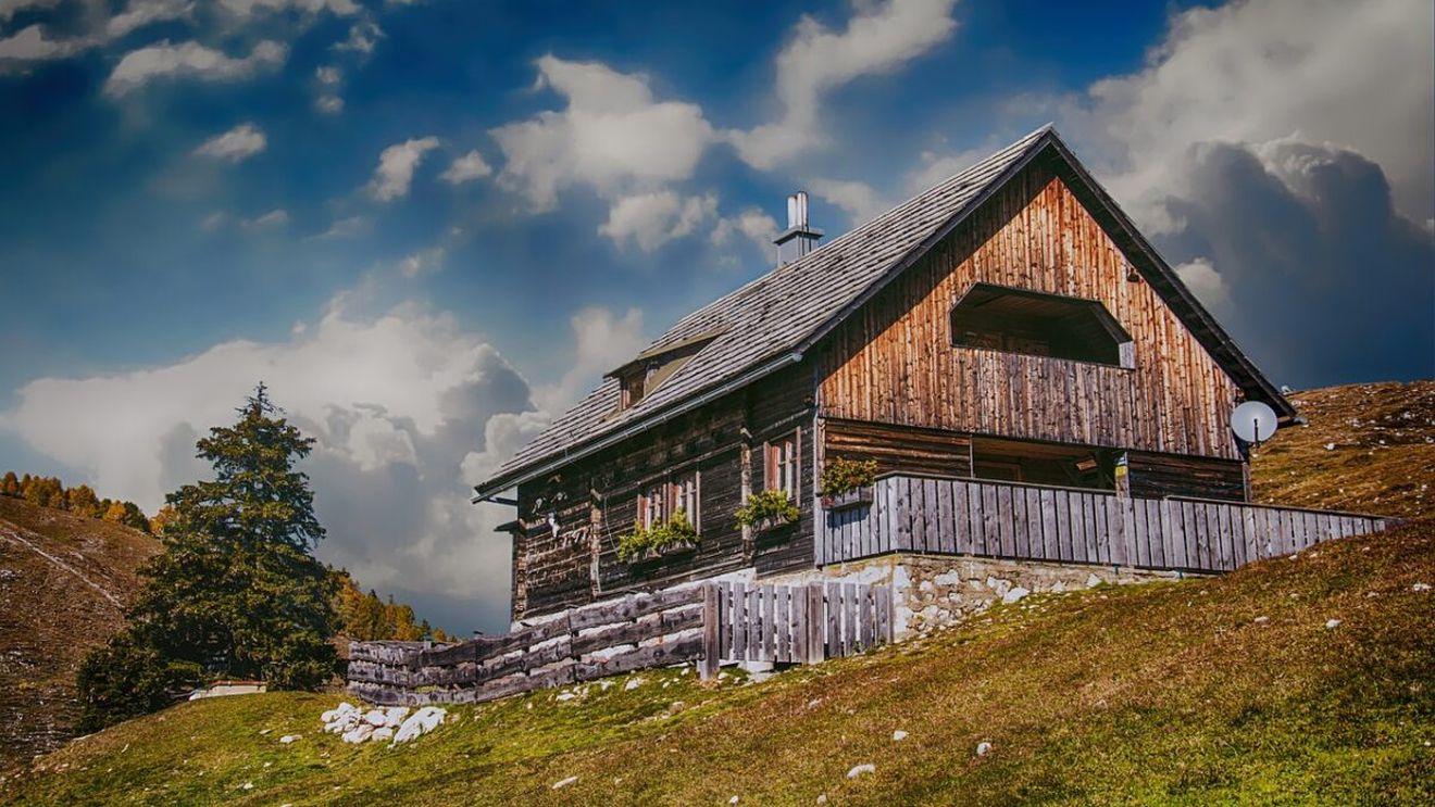 Au vrut să închirieze o cabană în Maramureș pentru Revelion, dar și-au luat țeapa vieții lor! Pe ce au plătit 4.000 de lei, de fapt