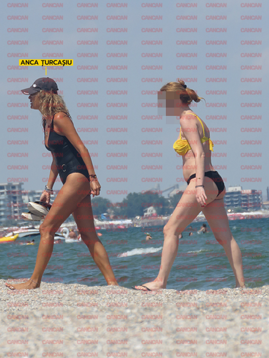 Anca Țurcașiu, la Mamaia, în compania unei prietene