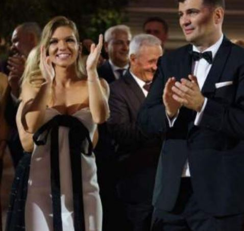 Apariție de nota 10. Cât a costat rochia pe care Simona Halep a purtat-o la petrecerea de după cununia civilă cu Toni Iuruc. “Rafinată și elegantă!”